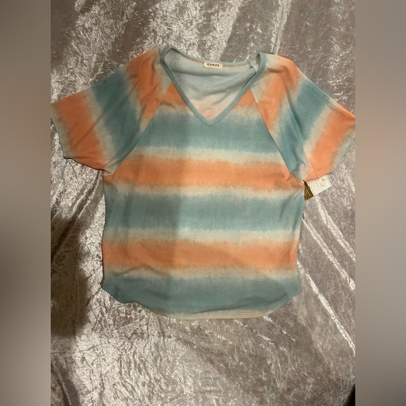 Viamor Short Sleeve Top - Picture 2 of 3